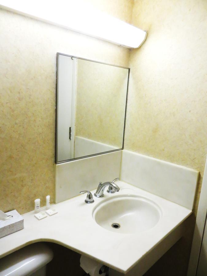 Town And Country Motor Hotel Calgary Bagian luar foto