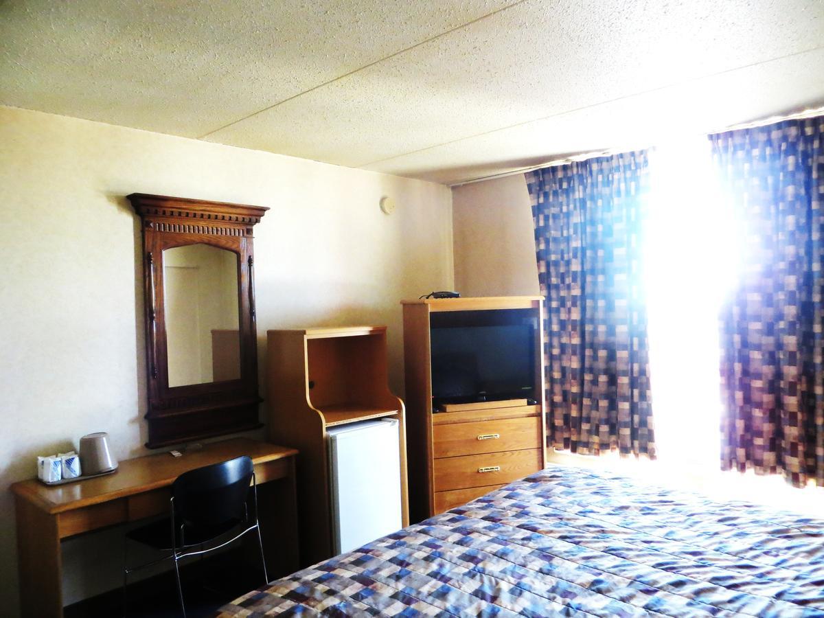 Town And Country Motor Hotel Calgary Bagian luar foto