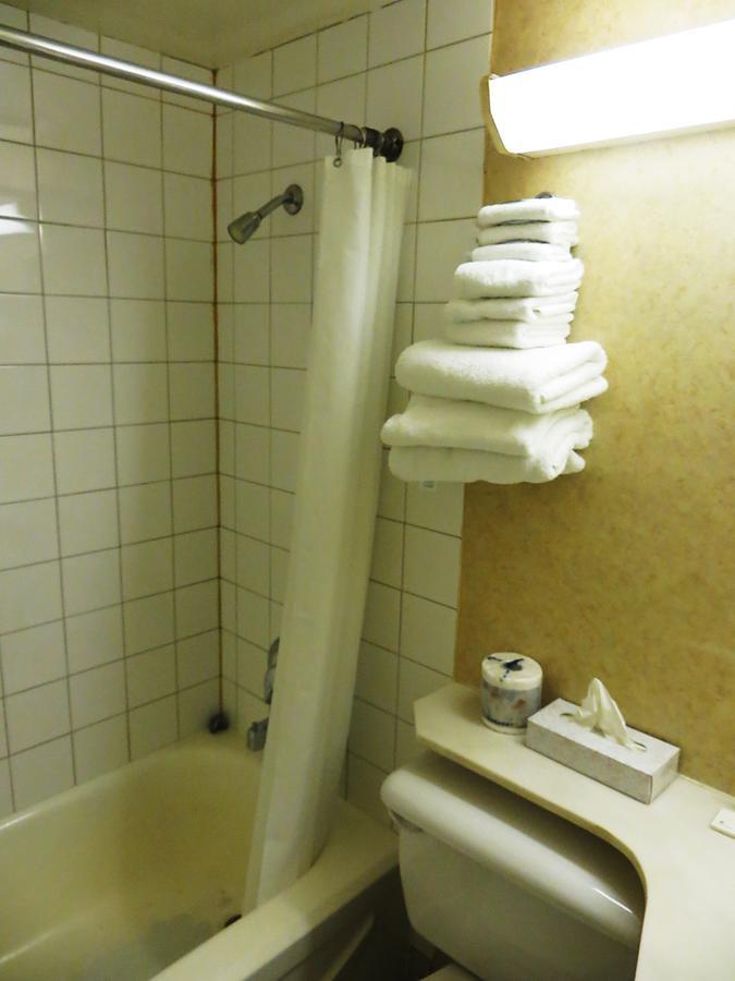 Town And Country Motor Hotel Calgary Bagian luar foto