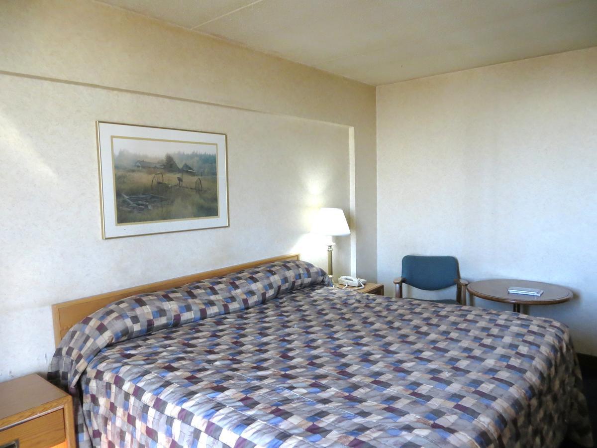 Town And Country Motor Hotel Calgary Bagian luar foto