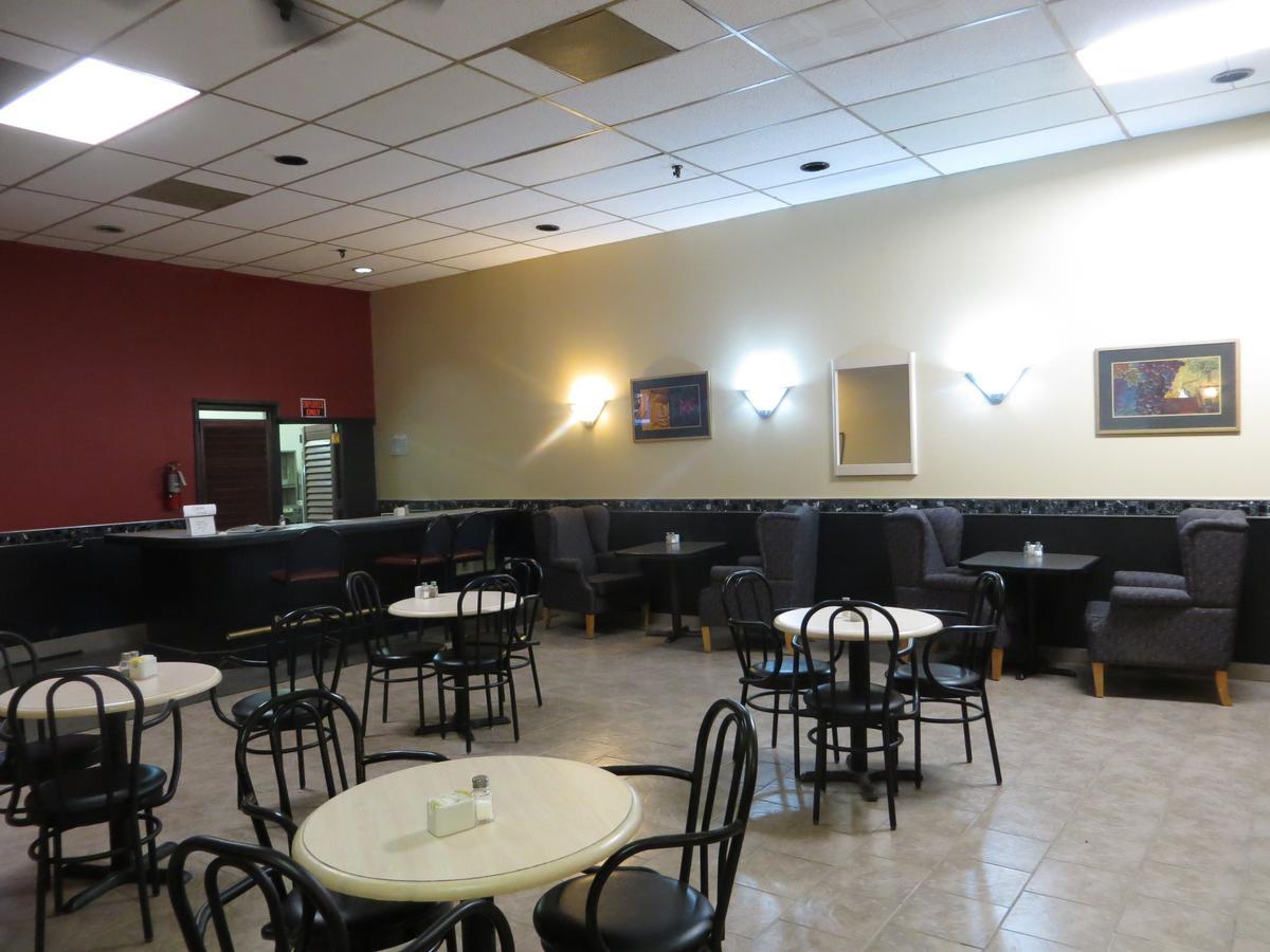 Town And Country Motor Hotel Calgary Bagian luar foto